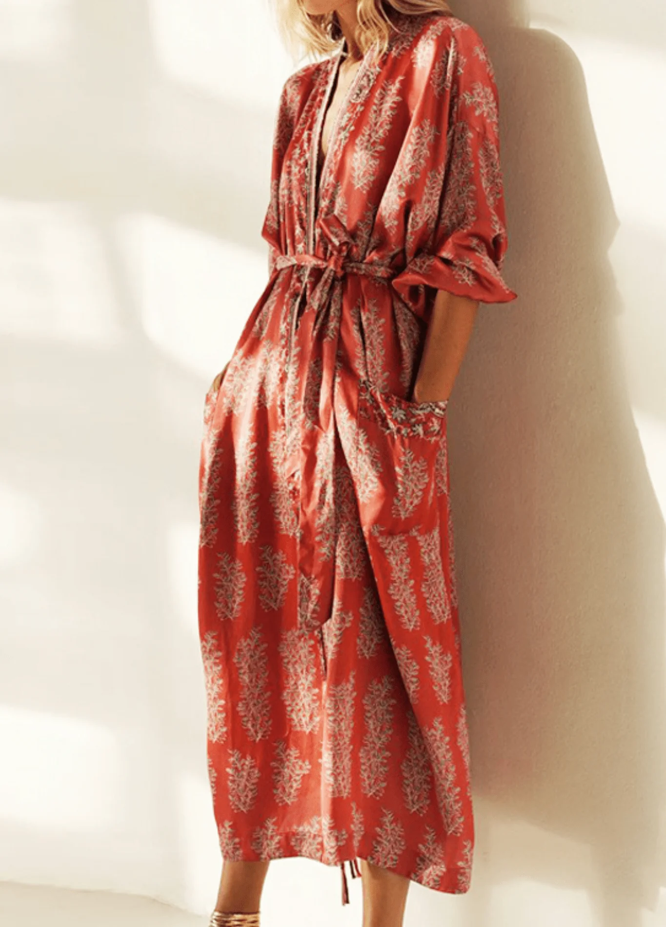 Kimono long rouge à motif fleuri - Image 3